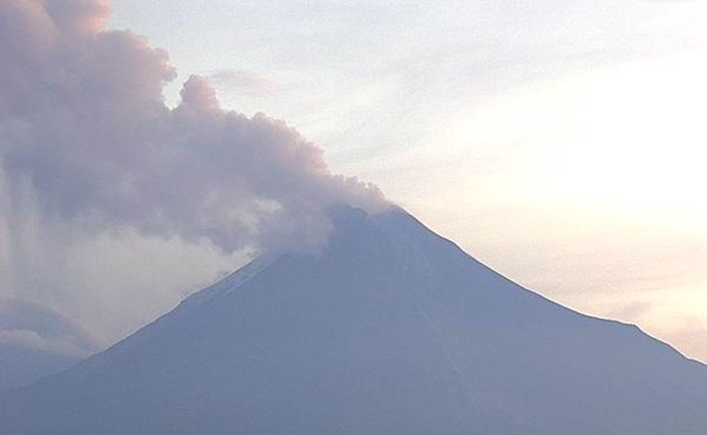 Volcán de Colima amanece con gran exhalación