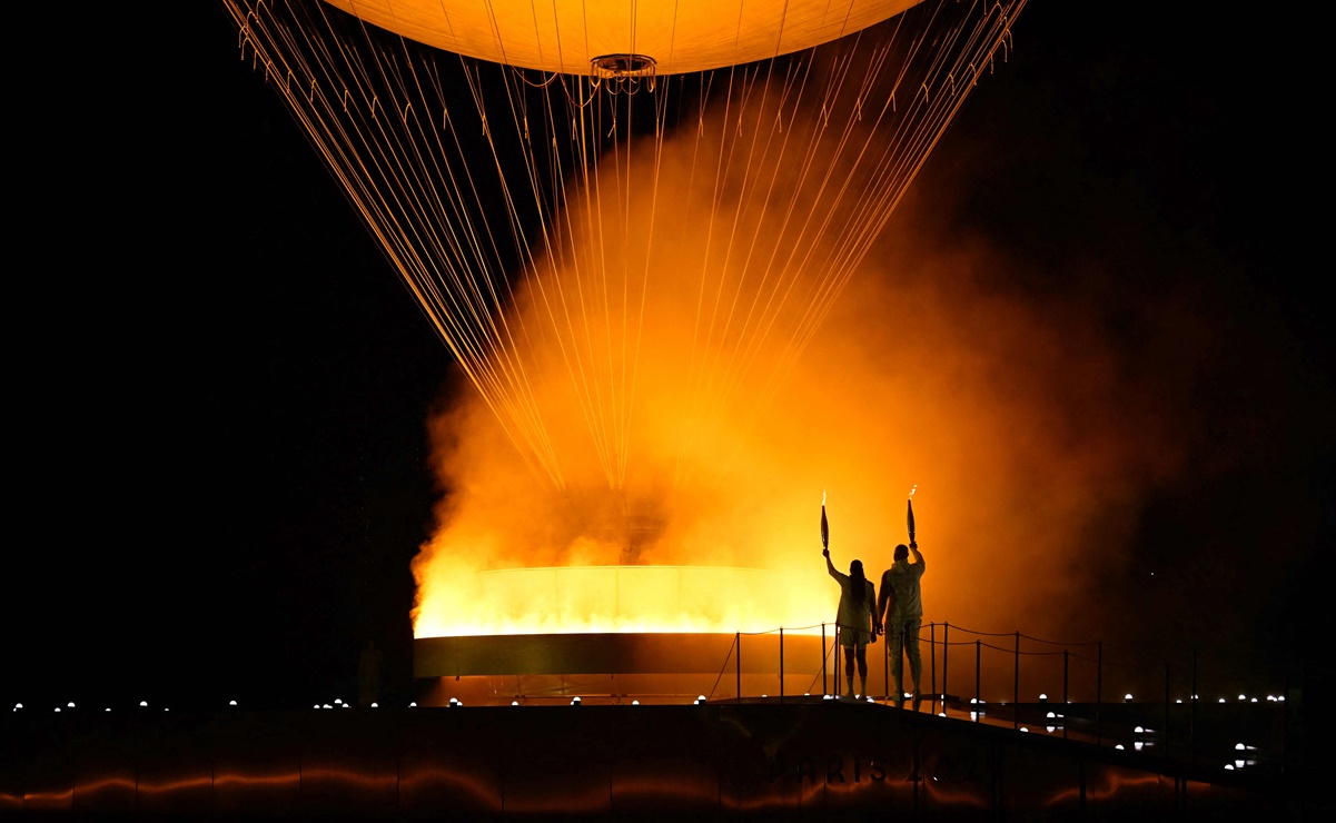 Encienden el pebetero olímpico en forma de globo aerostático que sobrevolará París