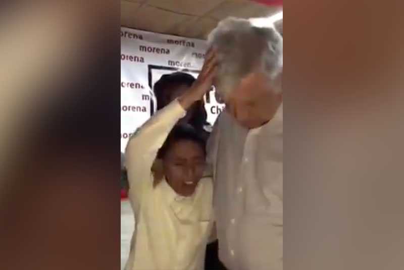 Niño pastor bendice a AMLO