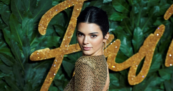 Kendall Jenner presume cintura diminuta con atuendo braless