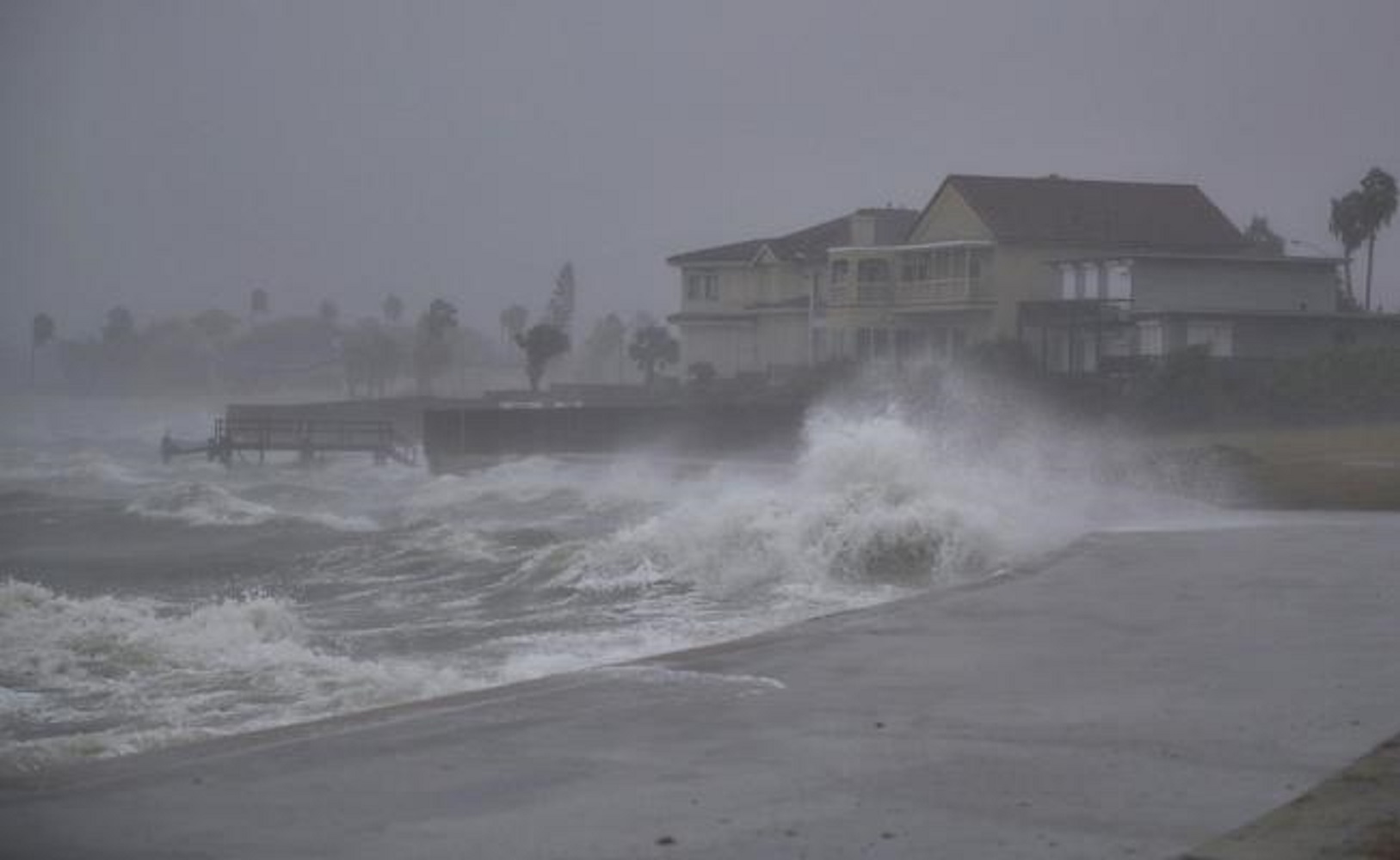 Huracán "Harvey" alcanza categoría 3; avanza hacia costas de Texas