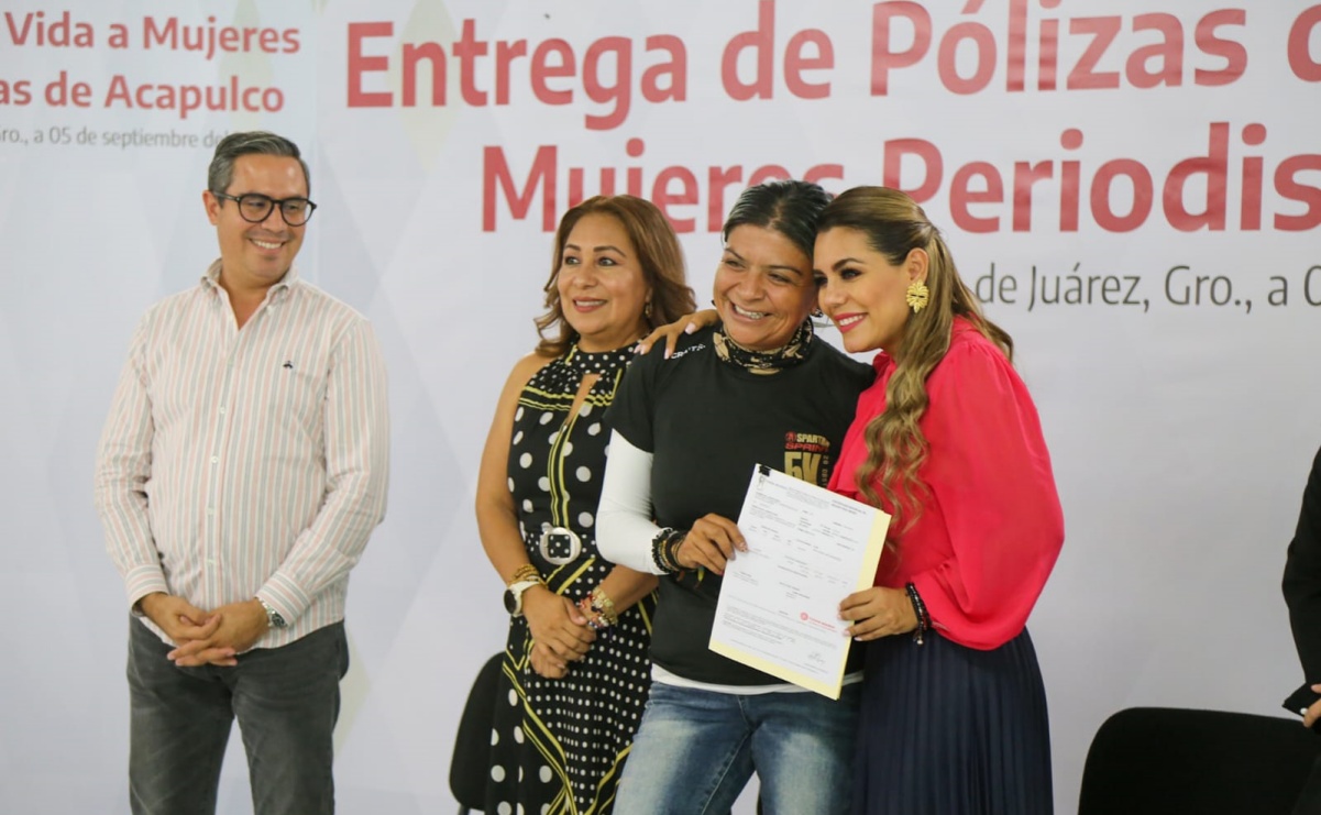 Evelyn Salgado entrega pólizas de seguro de vida a mujeres periodistas de Acapulco