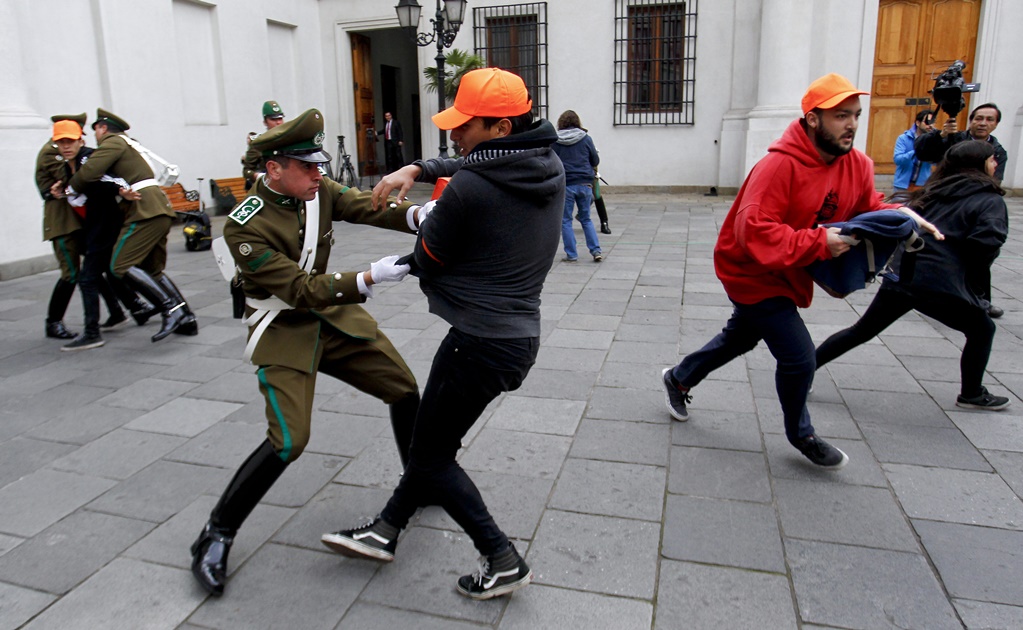 Estudiantes ingresan a la fuerza al Palacio de La Moneda en Chile
