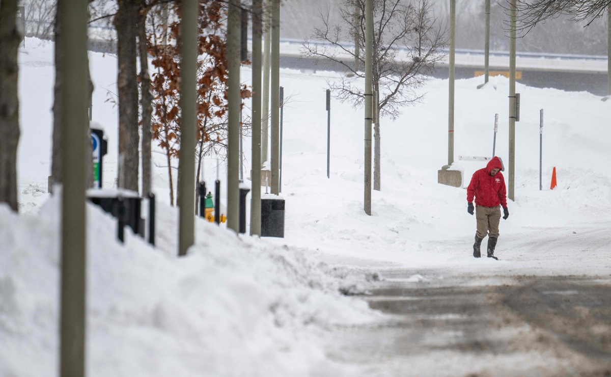 Tormenta invernal en Estados Unidos deja frío gélido y causa muertes y decenas de accidentes  