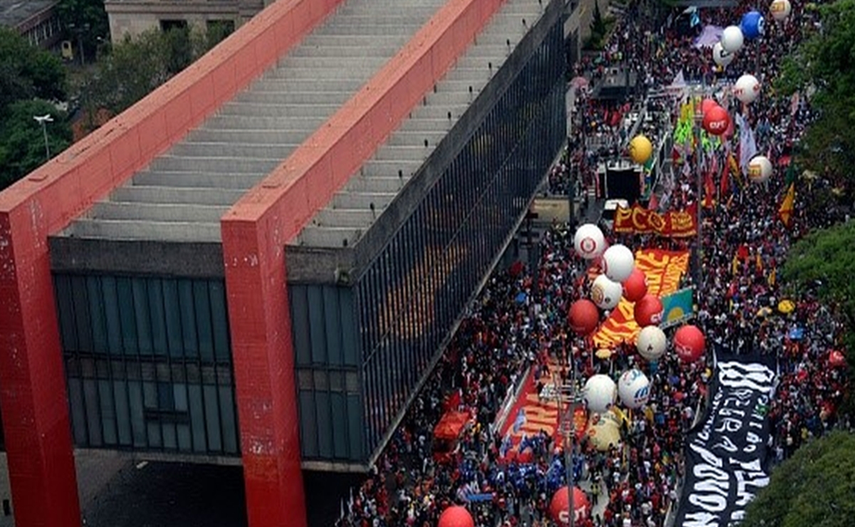 Miles de personas protestan contra el presidente de Brasil, Jair Bolsonaro