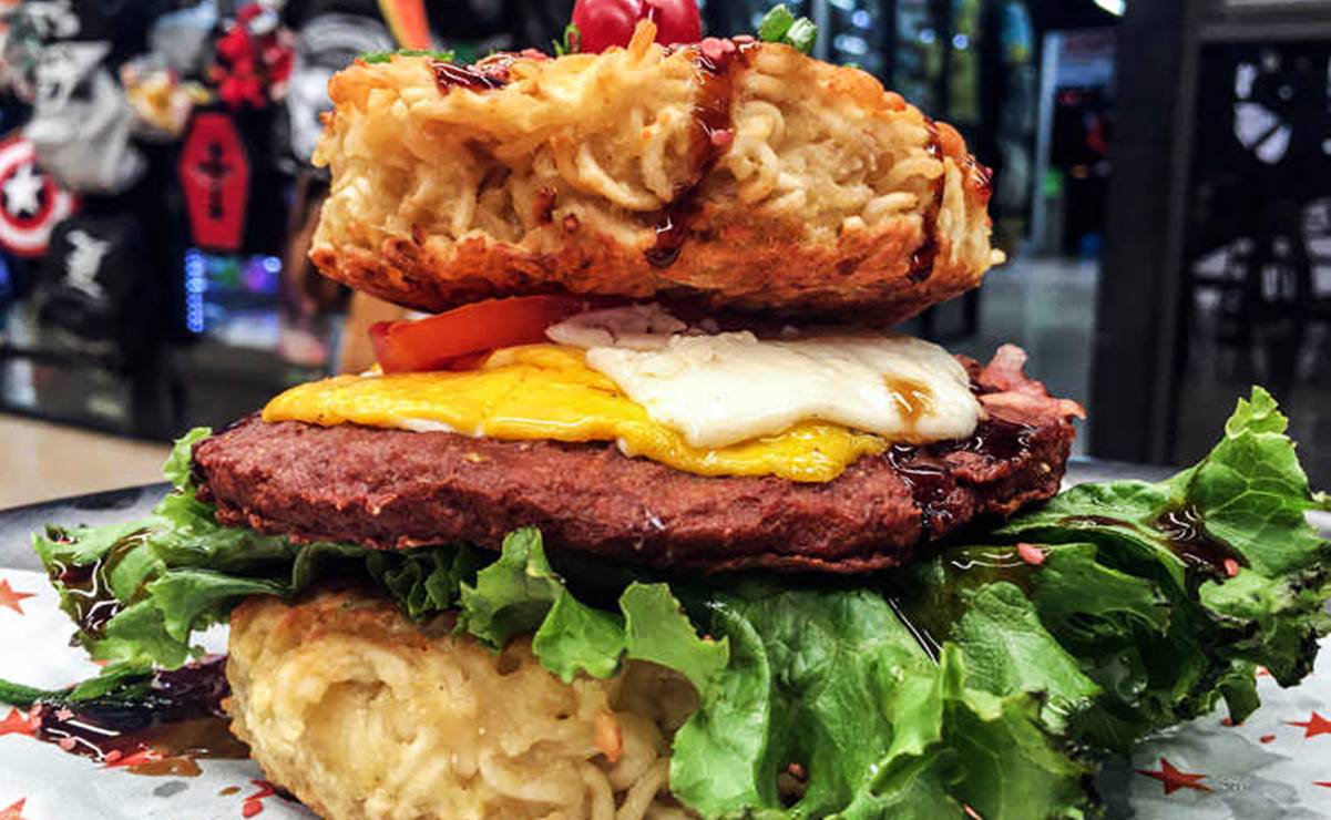 Así nació la hamburguesa de ramen, ¿Se te antoja?