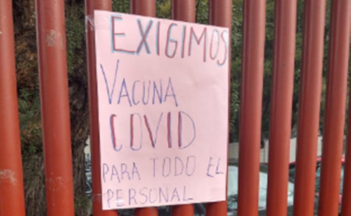 Personal médico realiza "huelga de brazos caídos" para exigir ser vacunado contra Covid-19 en hospital de CDMX