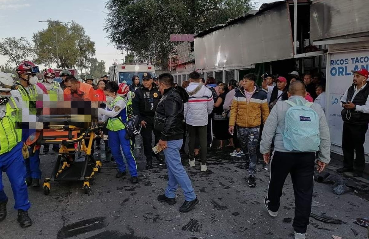 Auto se sube a banqueta y atropella a una persona tras choque múltiple a la altura del Metro Tepalcates; reportan 1 muerto