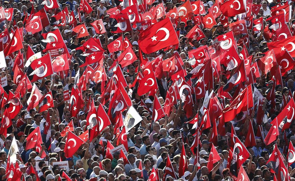 Turquía detiene a más periodistas durante purga