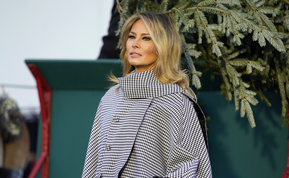 El lujoso abrigo con el que Melania Trump recibió el árbol de Navidad