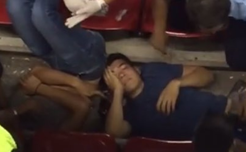Dos aficionados se caen del estadio Corregidora