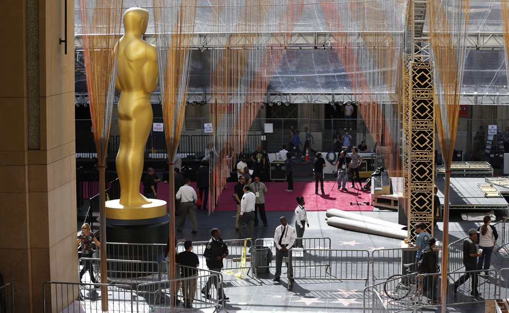 Instalan la alfombra roja de los premios Oscar 