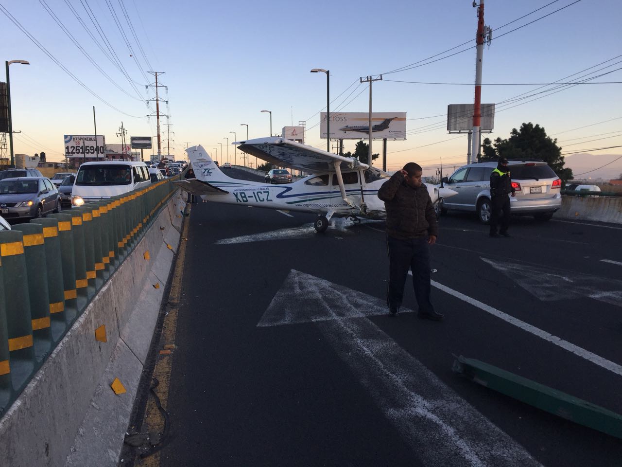 Avioneta aterriza de emergencia sobre Boulevard Aeropuerto en Toluca