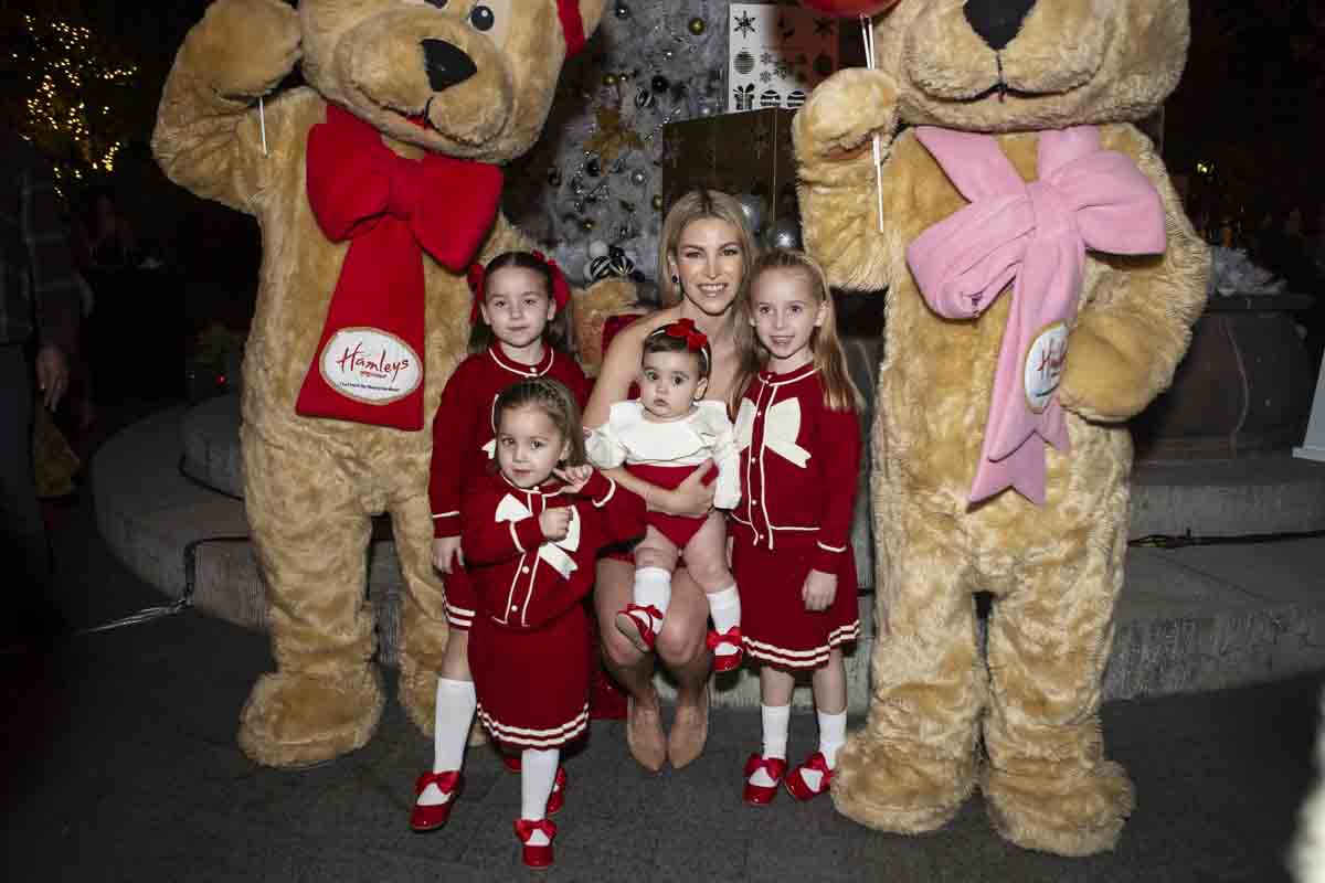 Andy Benavides enciende la Navidad junto a sus hijas Alía, Aria, Andy y Anna