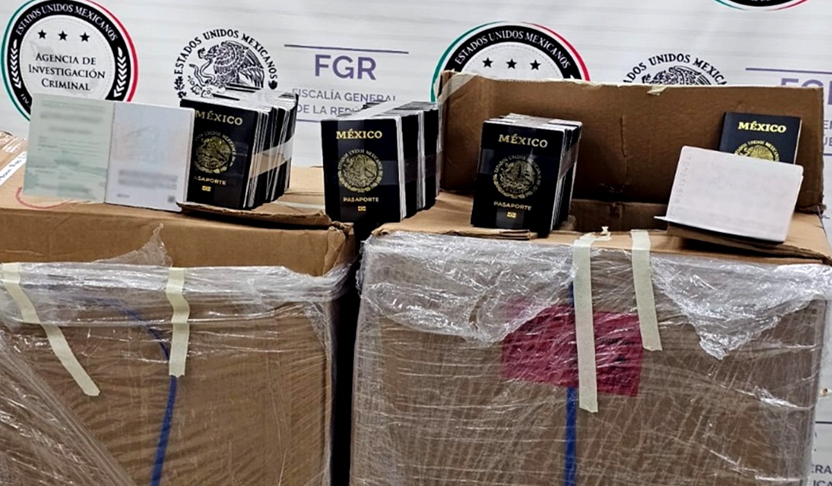 Detienen a dos hombres que transportaban más de seis mil pasaportes robados de la SRE