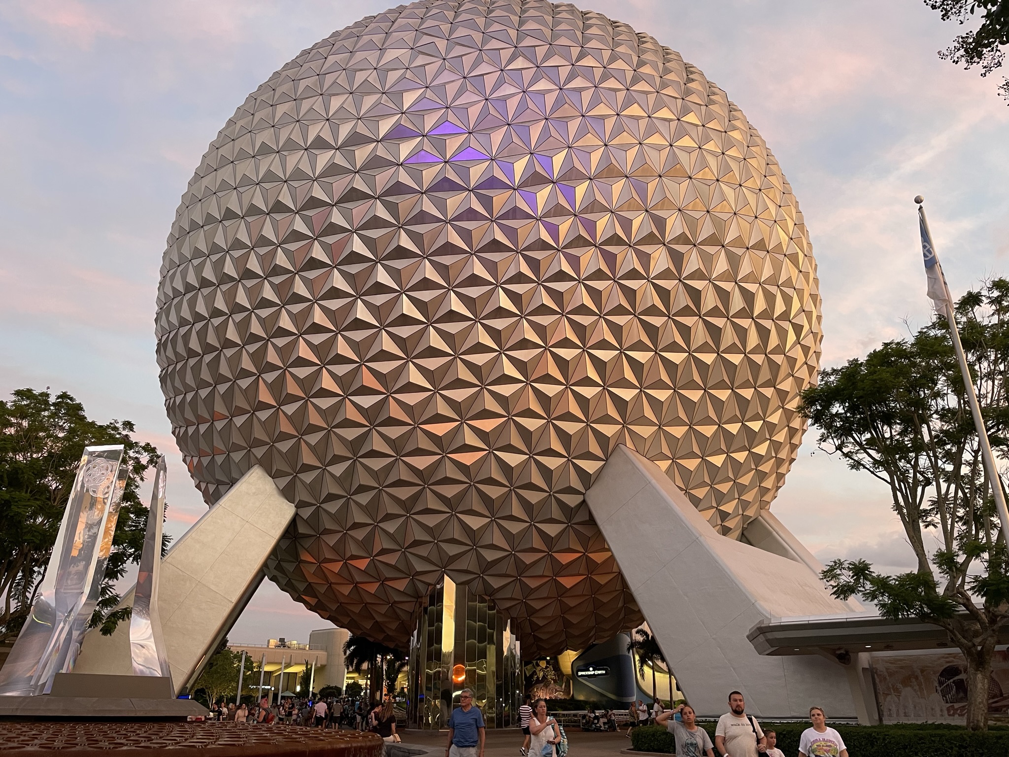 ¿Qué hay dentro de Spaceship Earth, la esfera de EPCOT en Disney World?