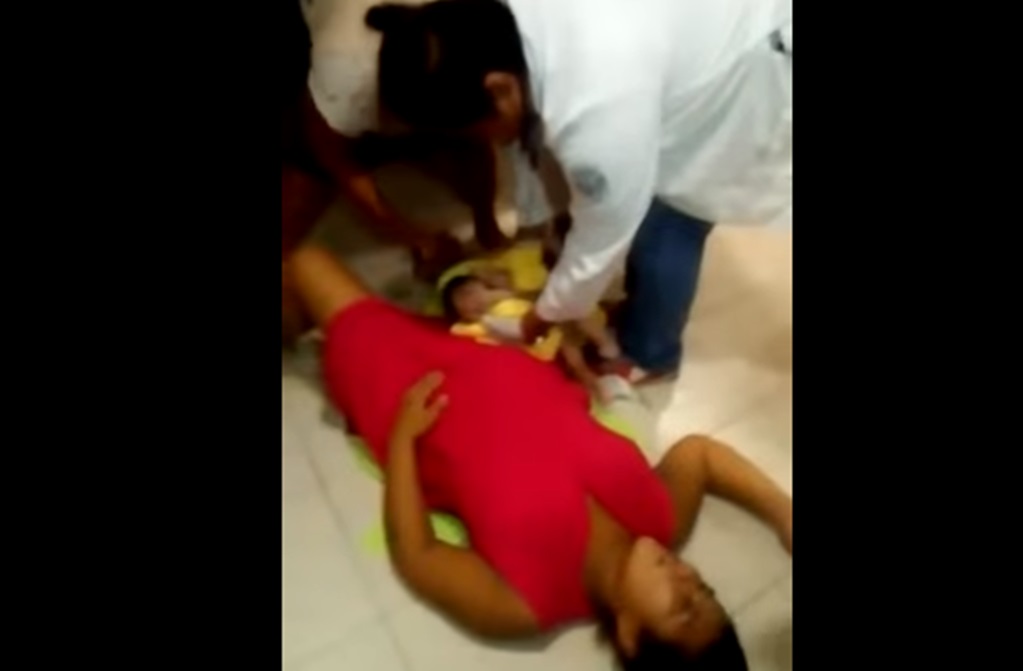Mujer da a luz en baño de hospital en Tabasco