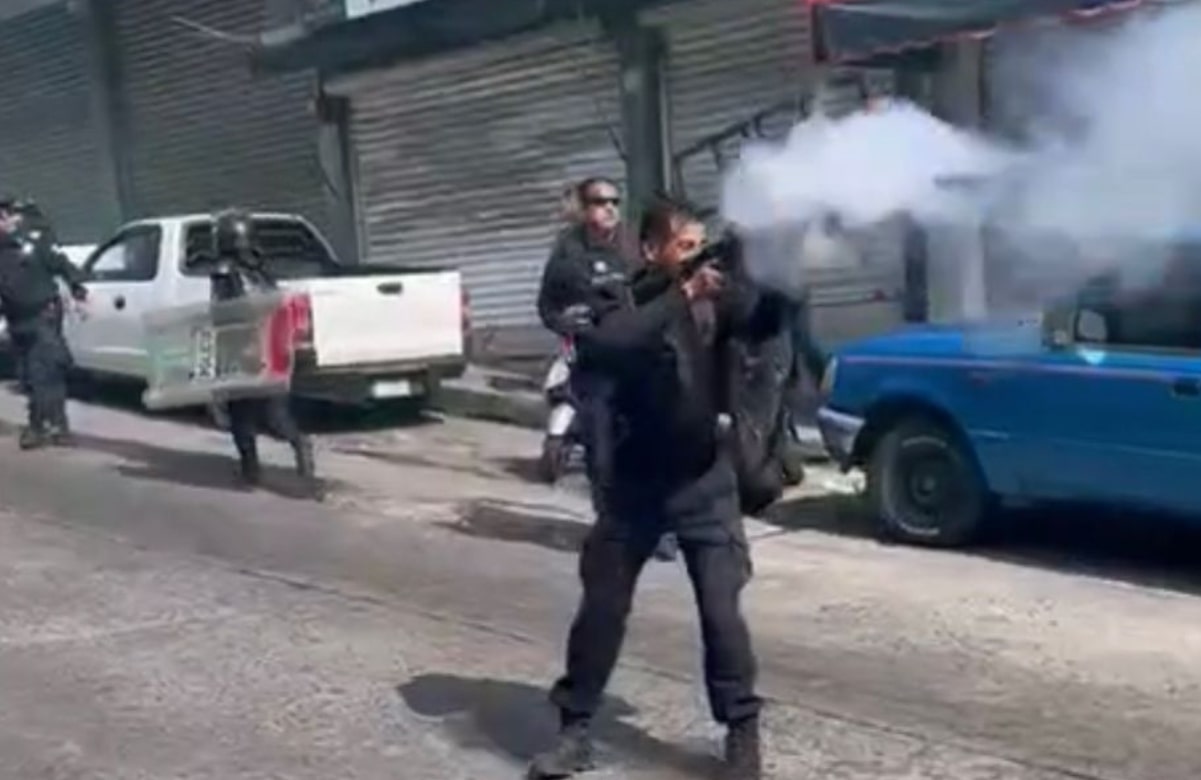 VIDEO: Se enfrentan transportistas y policías en Uruapan