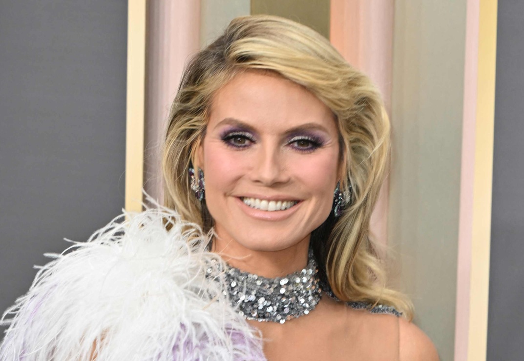 Heidi Klum sorprende con minivestido y beso apasionado en los Golden Globes 2023