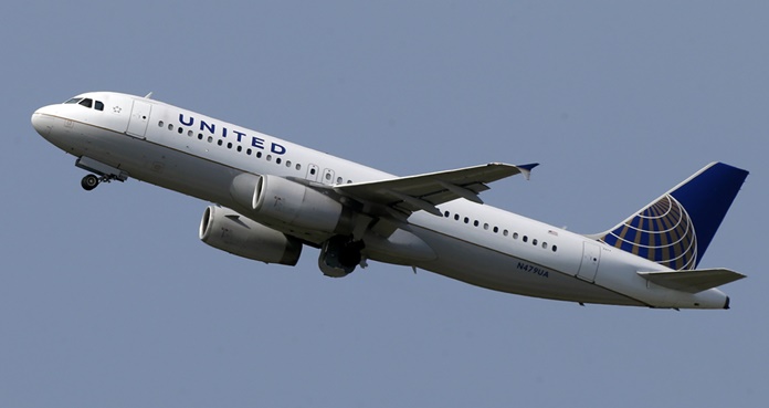 United Airlines endurece norma de consumo de alcohol para pilotos