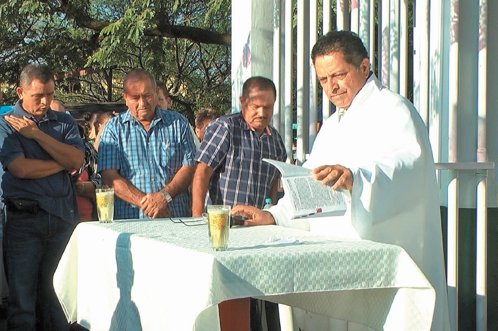 “Inútil, pactar con crimen”, dice párroco de Apatzingán