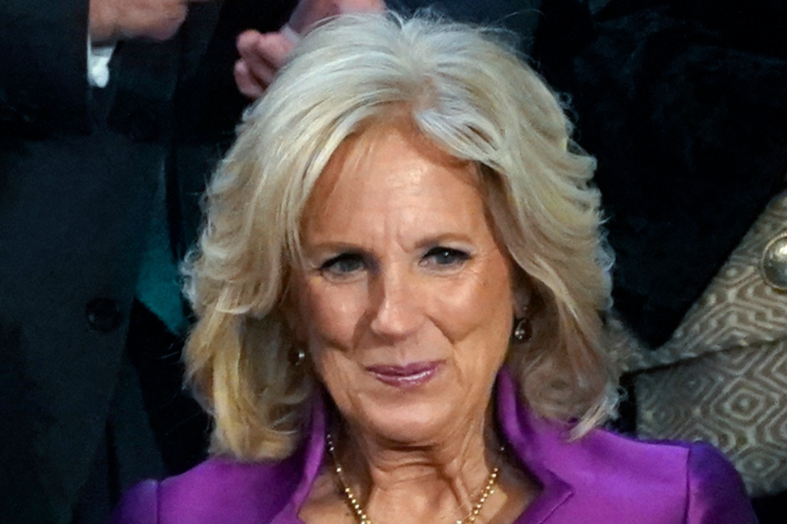 Jill Biden y esposo de la vicepresidenta Kamala Harris se besan en público