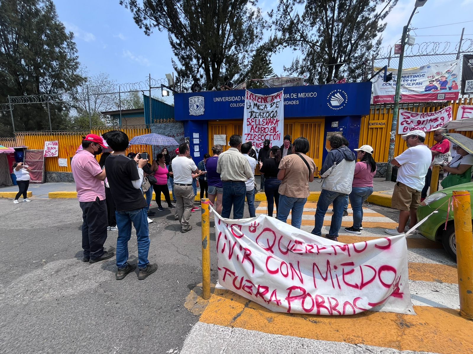 Alumnos, padres y directivos del CCH Naucalpan celebran reunión para acordar la reapertura del plantel