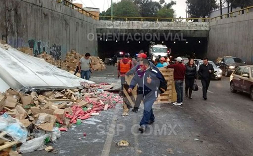 Volcadura afecta a Eje Central e Insurgentes Norte