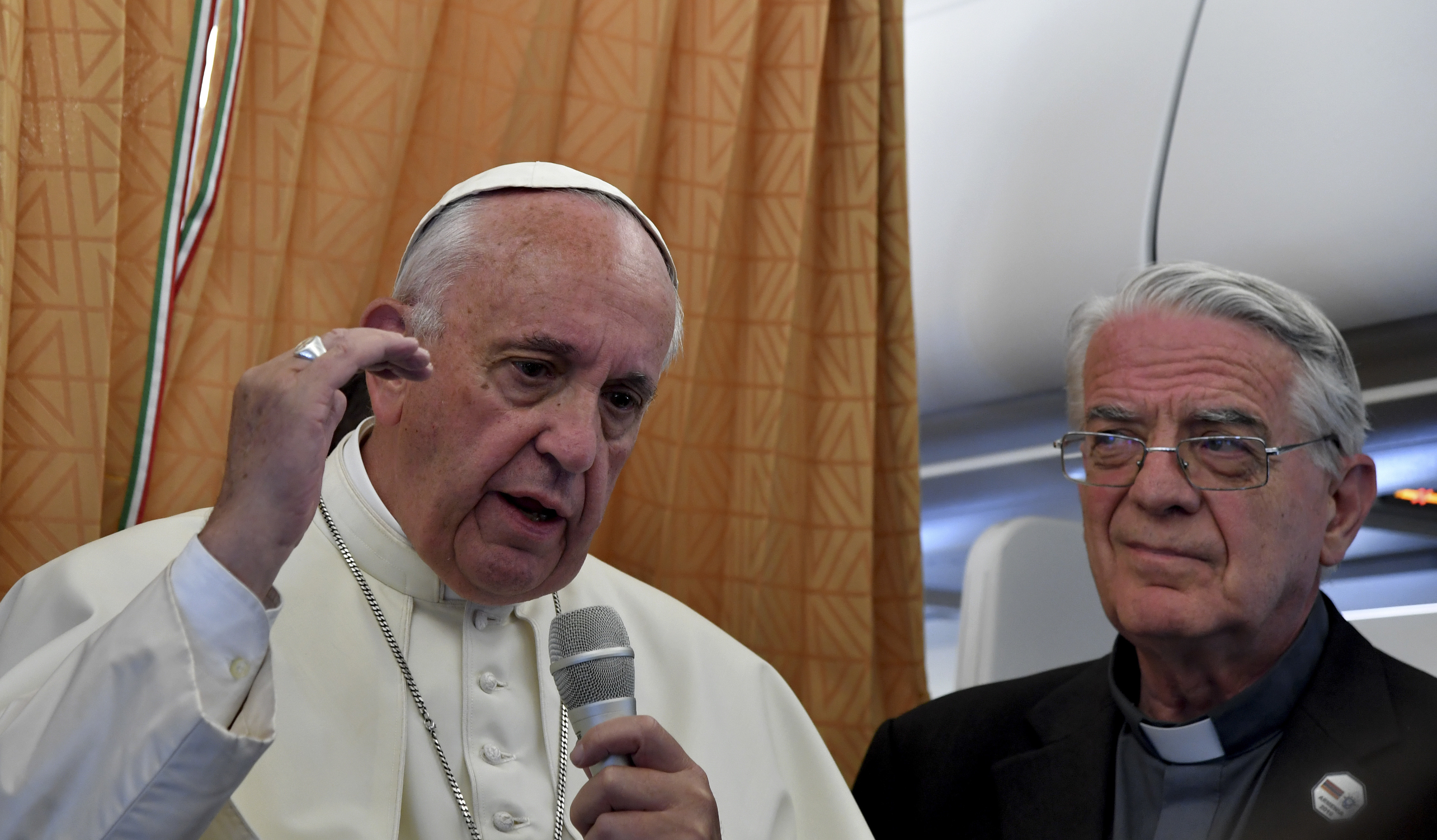 Papa: Iglesia le debe una disculpa a gays por marginarlos