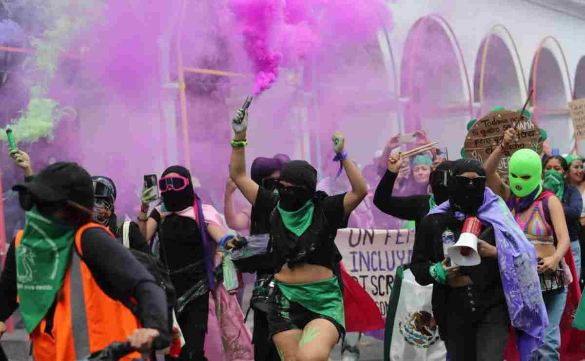 Con baile y sin violencia, llega al Zócalo marcha por el Día de acción global a favor del aborto 