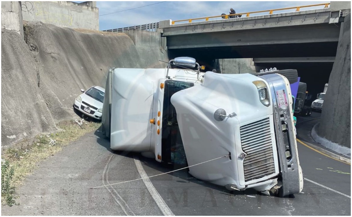 Tráiler vuelca en Circuito Exterior Mexiquense cerca del Aeropuerto Felipe Ángeles