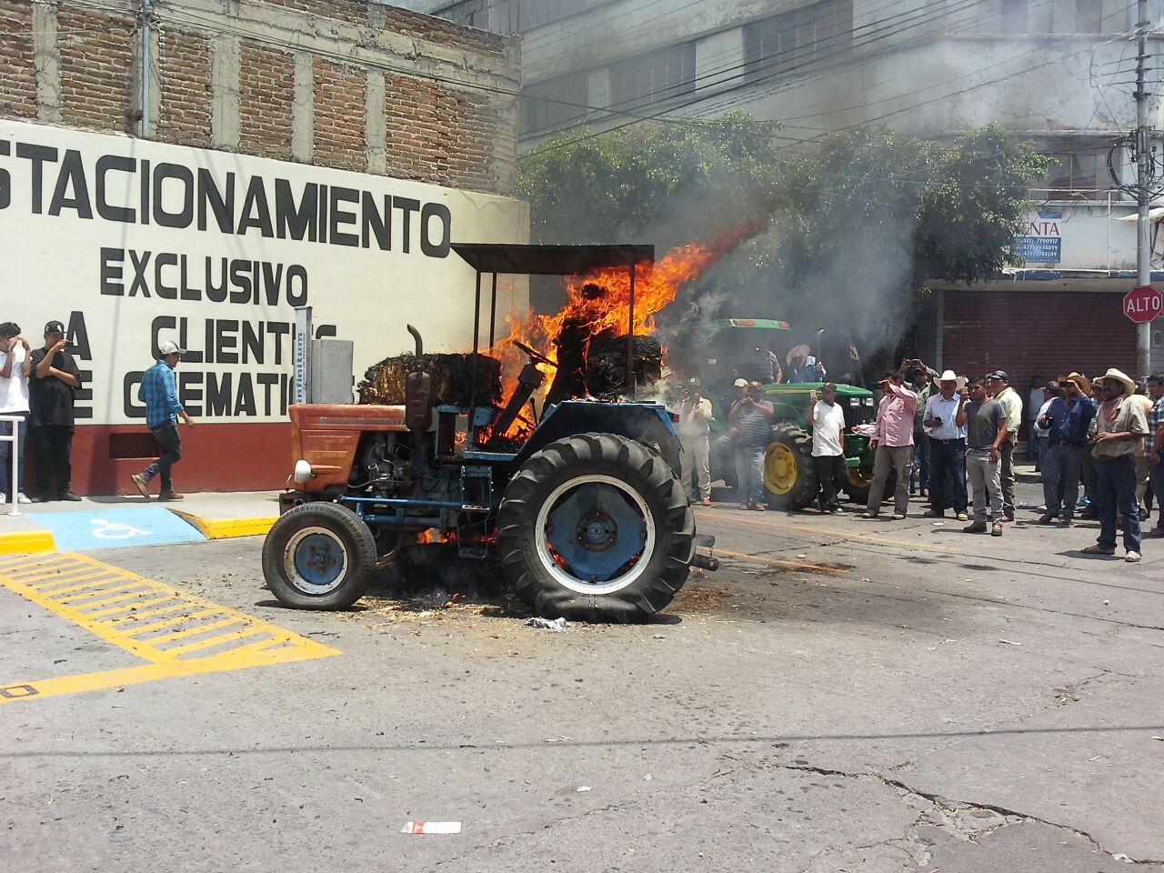Agricultores queman tractor en la CFE de León