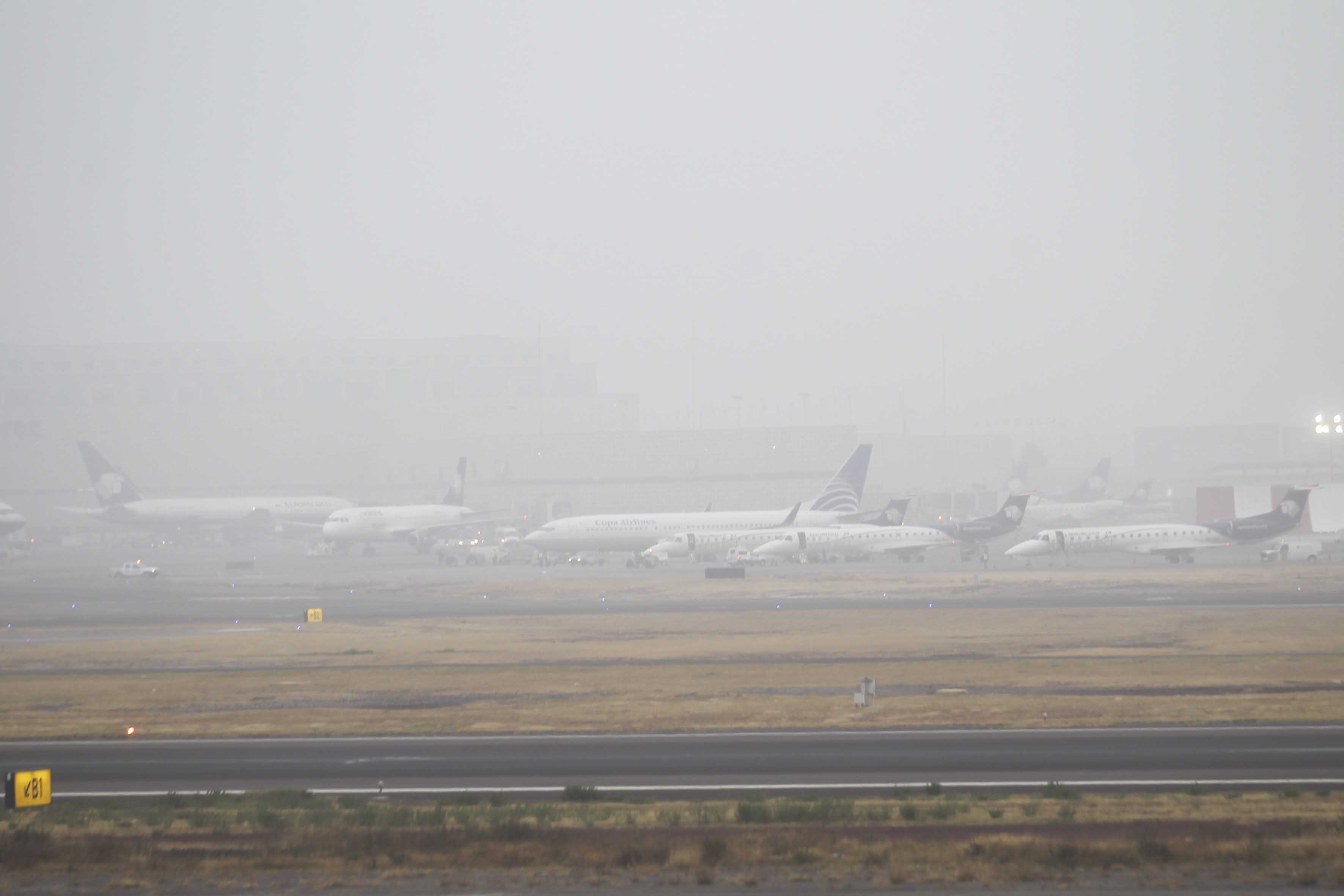Suspenden aterrizajes en el AICM por banco de niebla