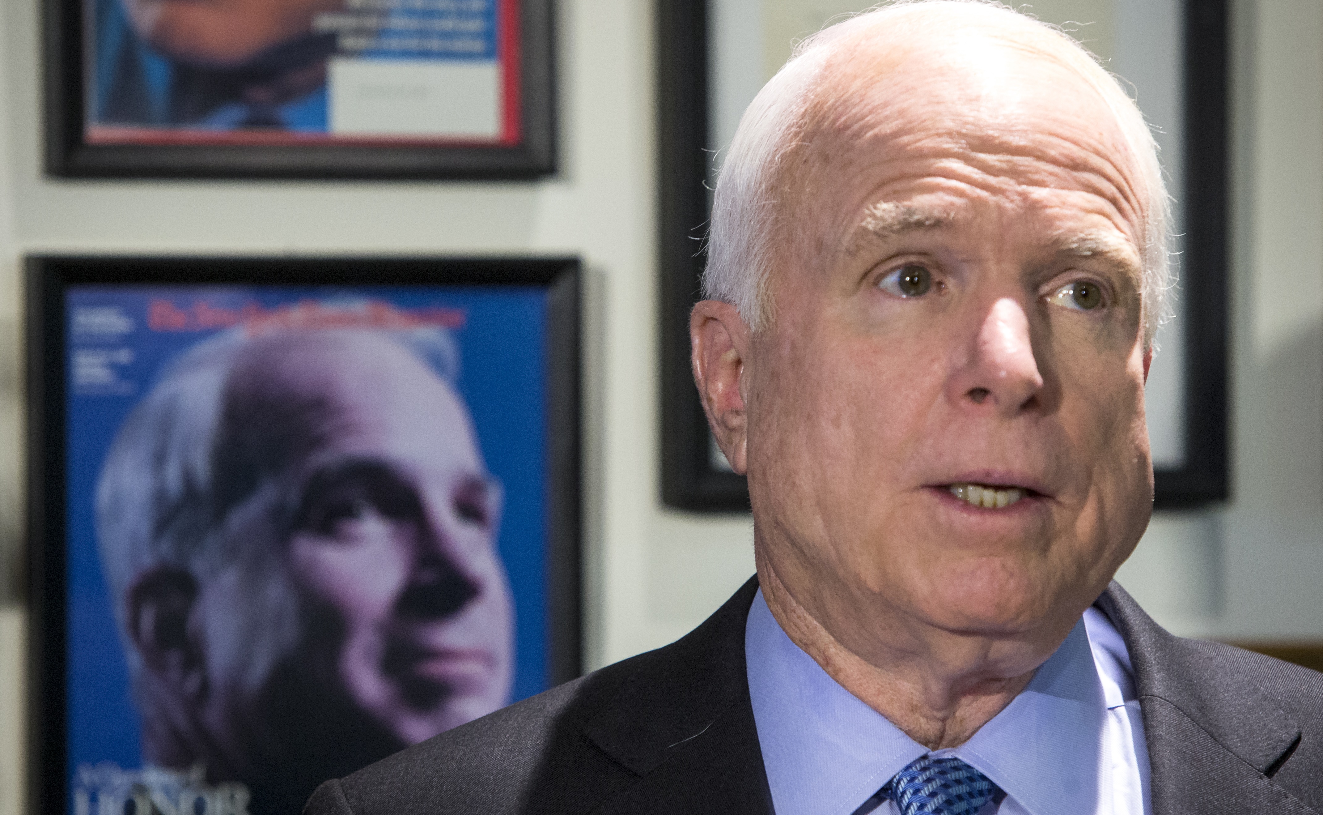 Hospitalizan al senador John McCain por tumor