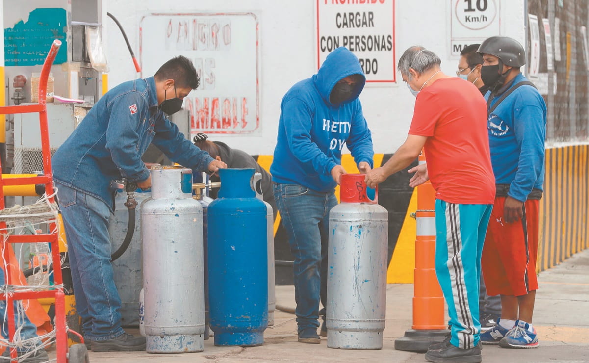 Explota tanque de gas LP mientras trabajador rellenaba cilindro a cliente en Tultitlán