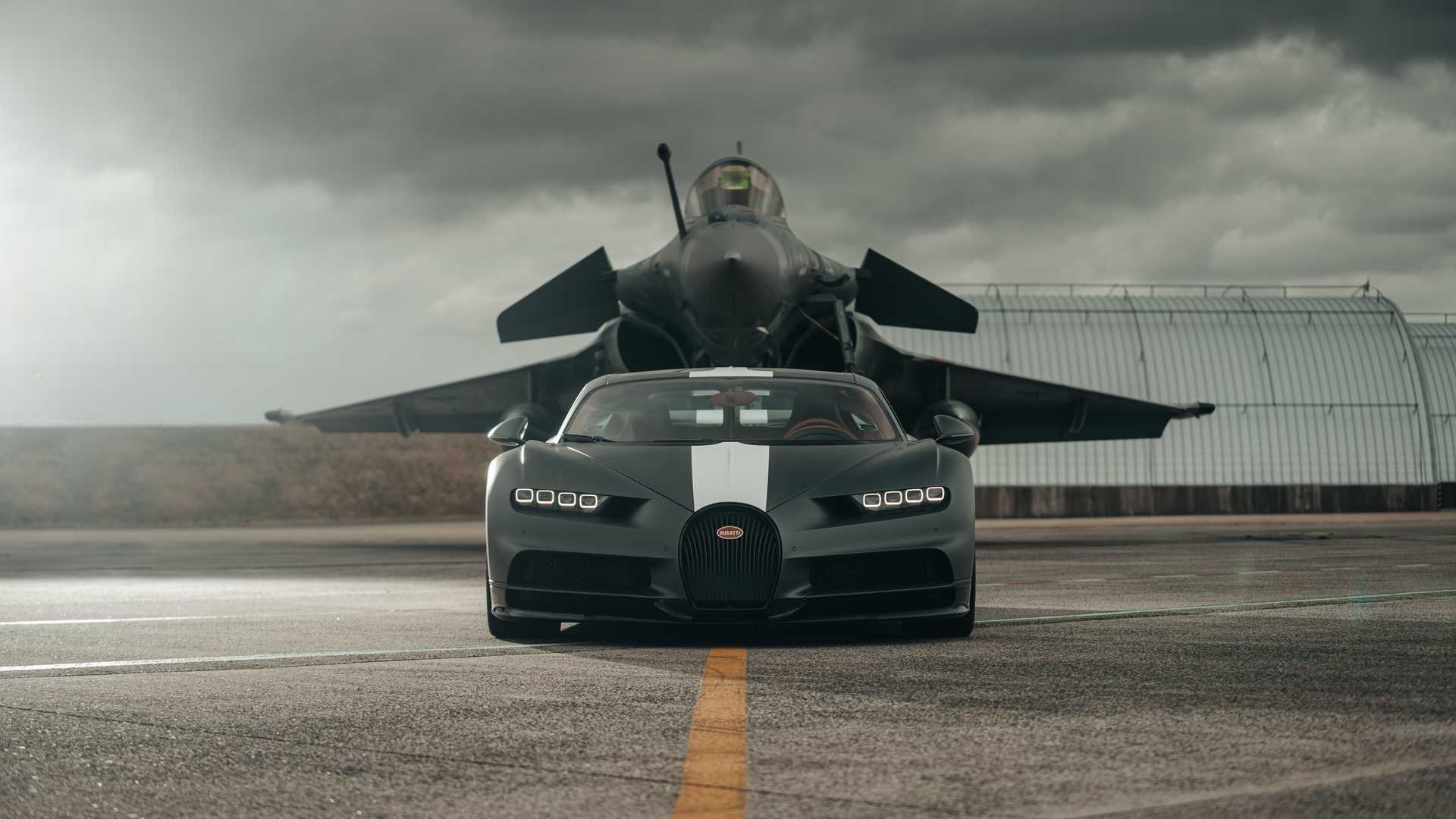 Bugatti Chiron Sport se enfrenta en arrancón contra un jet militar 