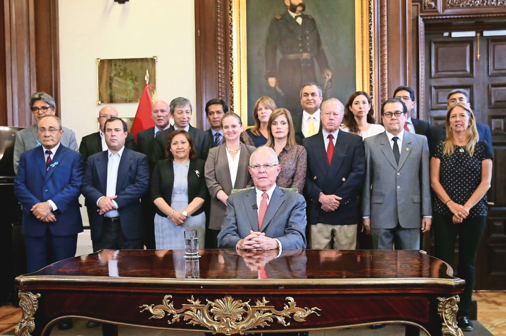 Odebrecht y videos tiran al presidente de Perú 