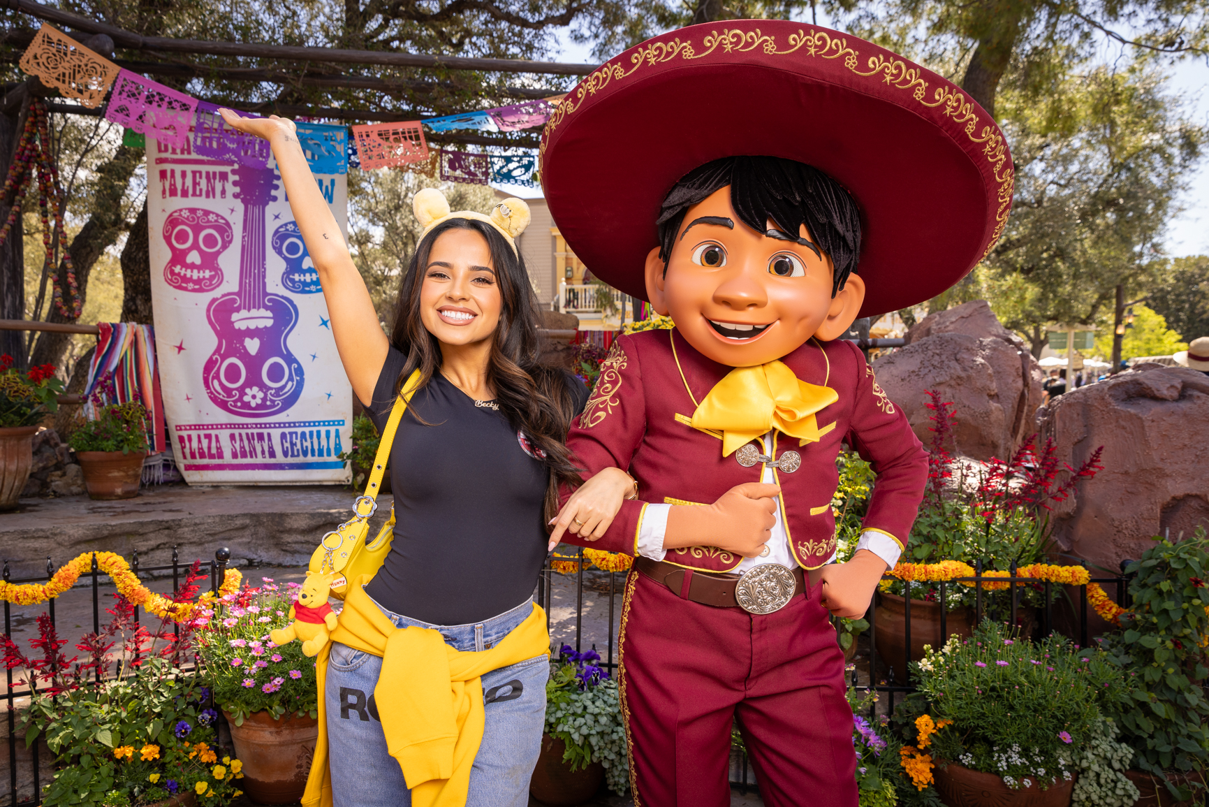 Becky G presume su espectacular viaje a Disneyland Resort con un toque mexicano