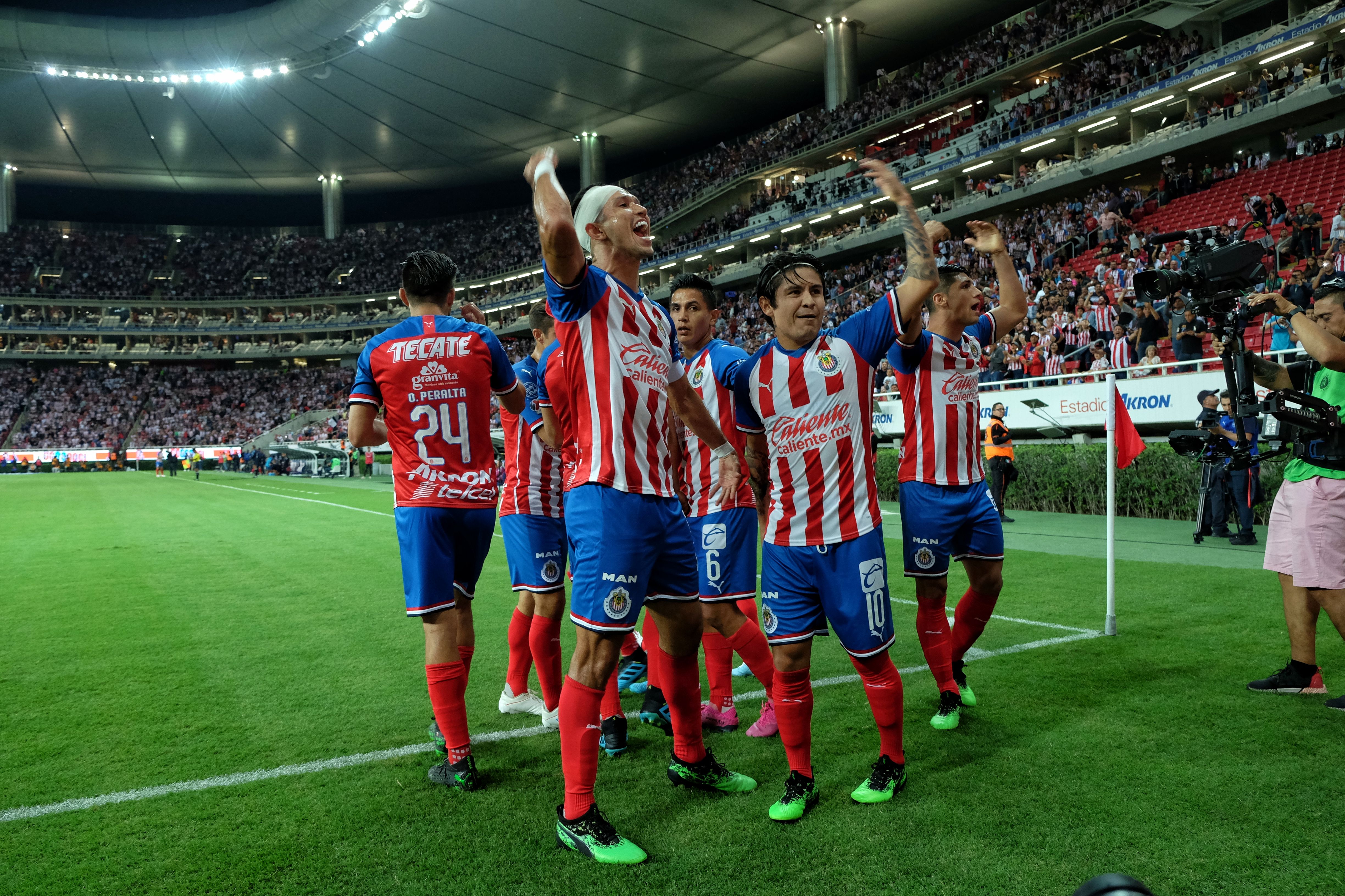 Chivas golea al Atlético de San Luis y llega a siete puntos