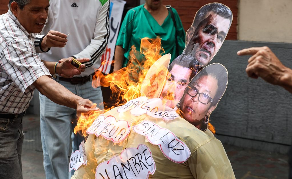 Queman muñecos del "apagón", de Trump, Guaidó y Maduro en Caracas