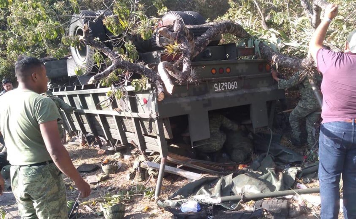 Volcadura de camión militar deja 3 muertos y 35 lesionados en Oaxaca
