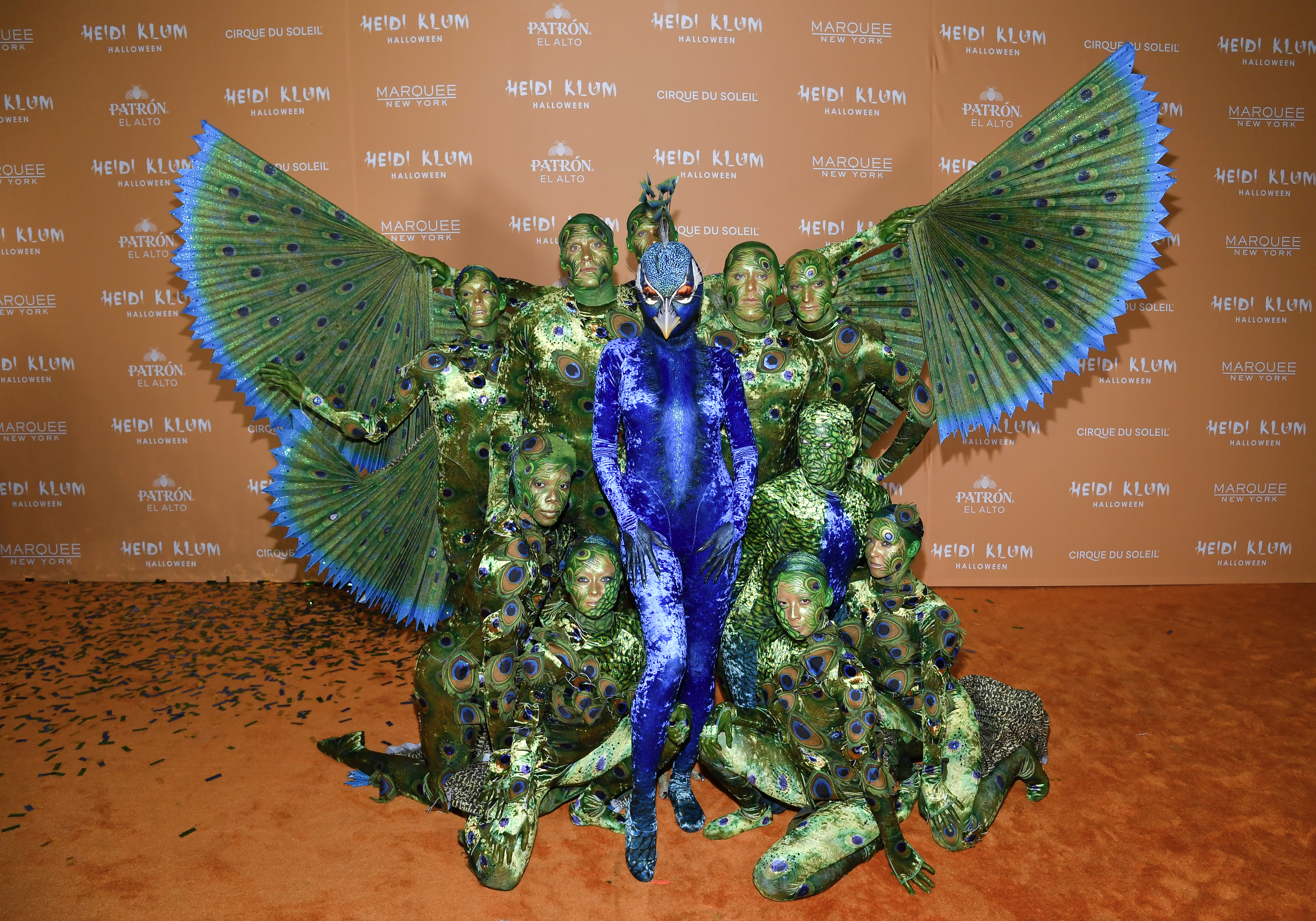 Heidi Klum deslumbra como pavo real en su épica fiesta de Halloween