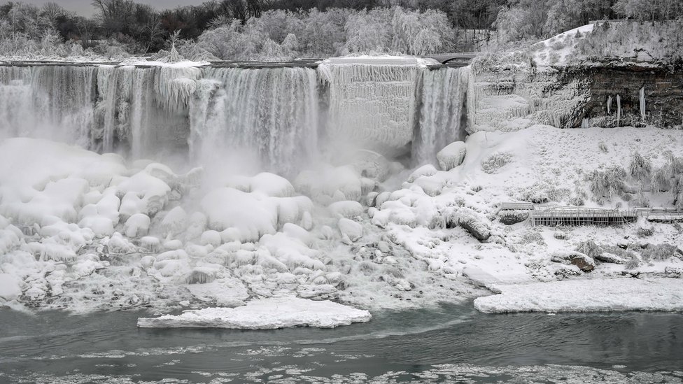 ¿Por qué las cataratas del Niágara no pueden congelarse por completo?