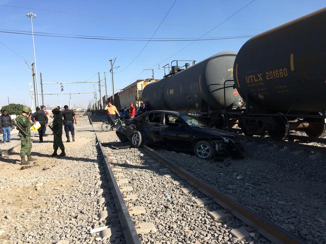 Joven intenta ganarle el paso al tren; sale ileso del choque