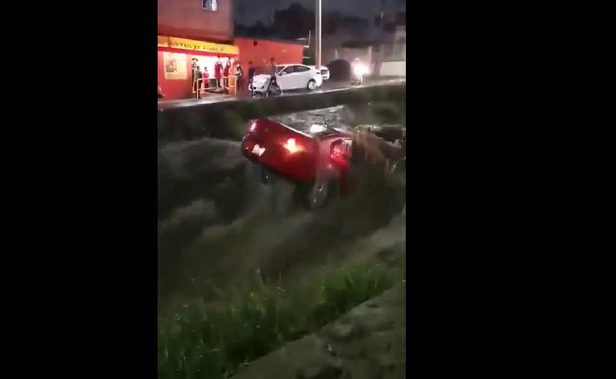Video. Corriente arrastra a auto y cae al río tras fuertes lluvias en Querétaro 