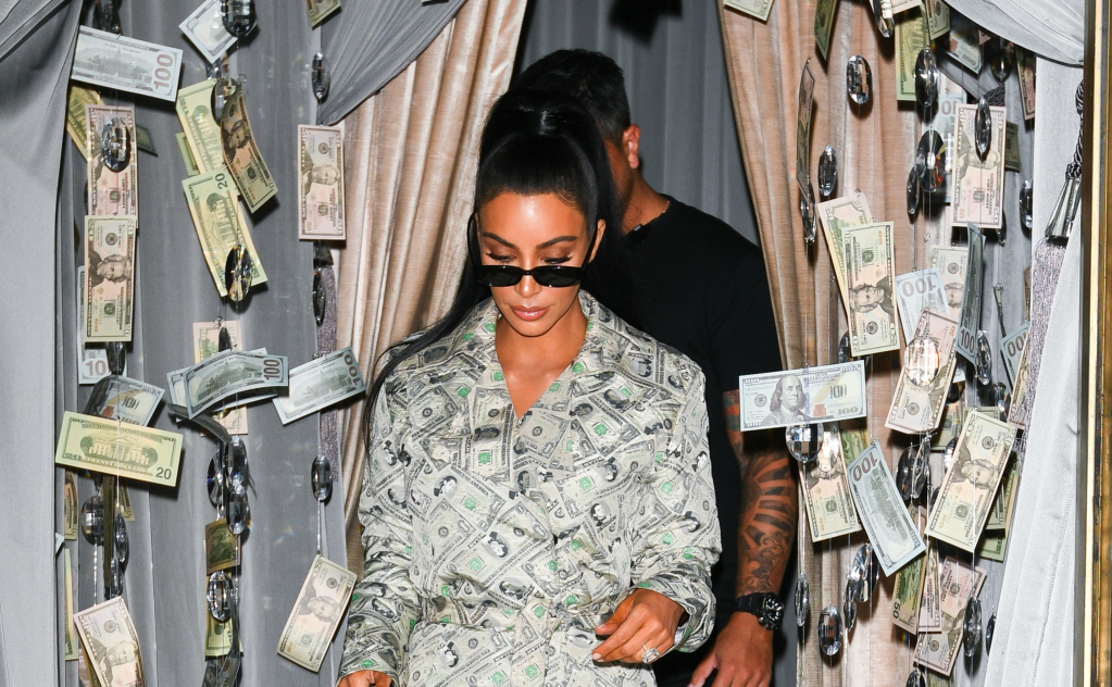 Kim Kardashian se viste con un atuendo hecho de billetes de dólares