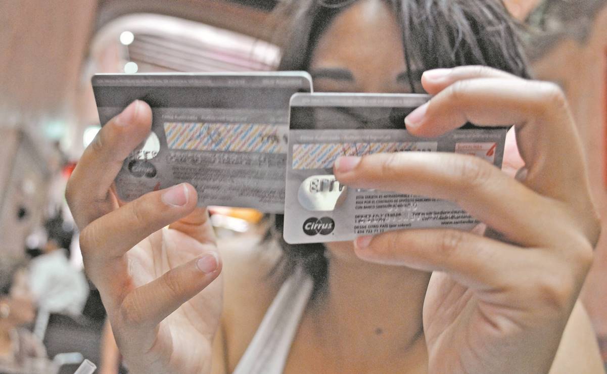Mexicanos pagan de nuevo con sus tarjetas de crédito