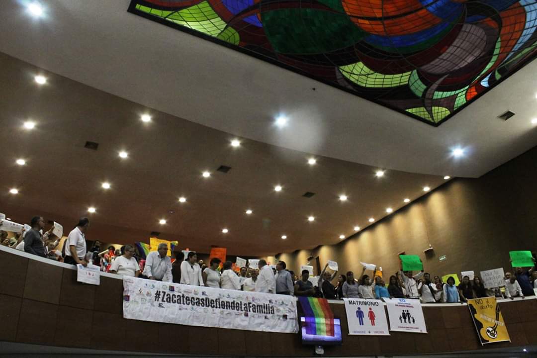 Chocan grupos profamilia y LGBTTTIQ por matrimonio igualitario en Zacatecas