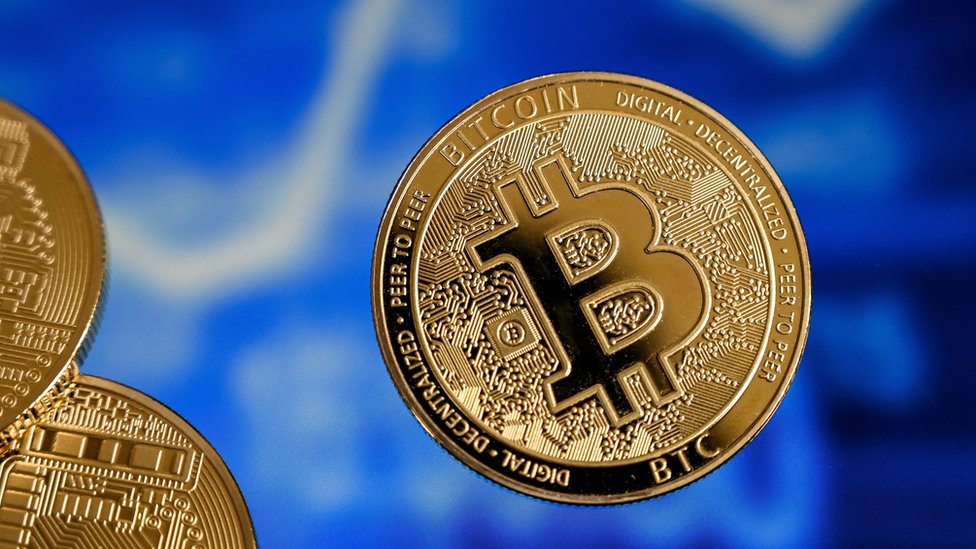 Cómo el descomunal gasto de energía del bitcoin puede hacer explotar la "burbuja" de las criptomonedas