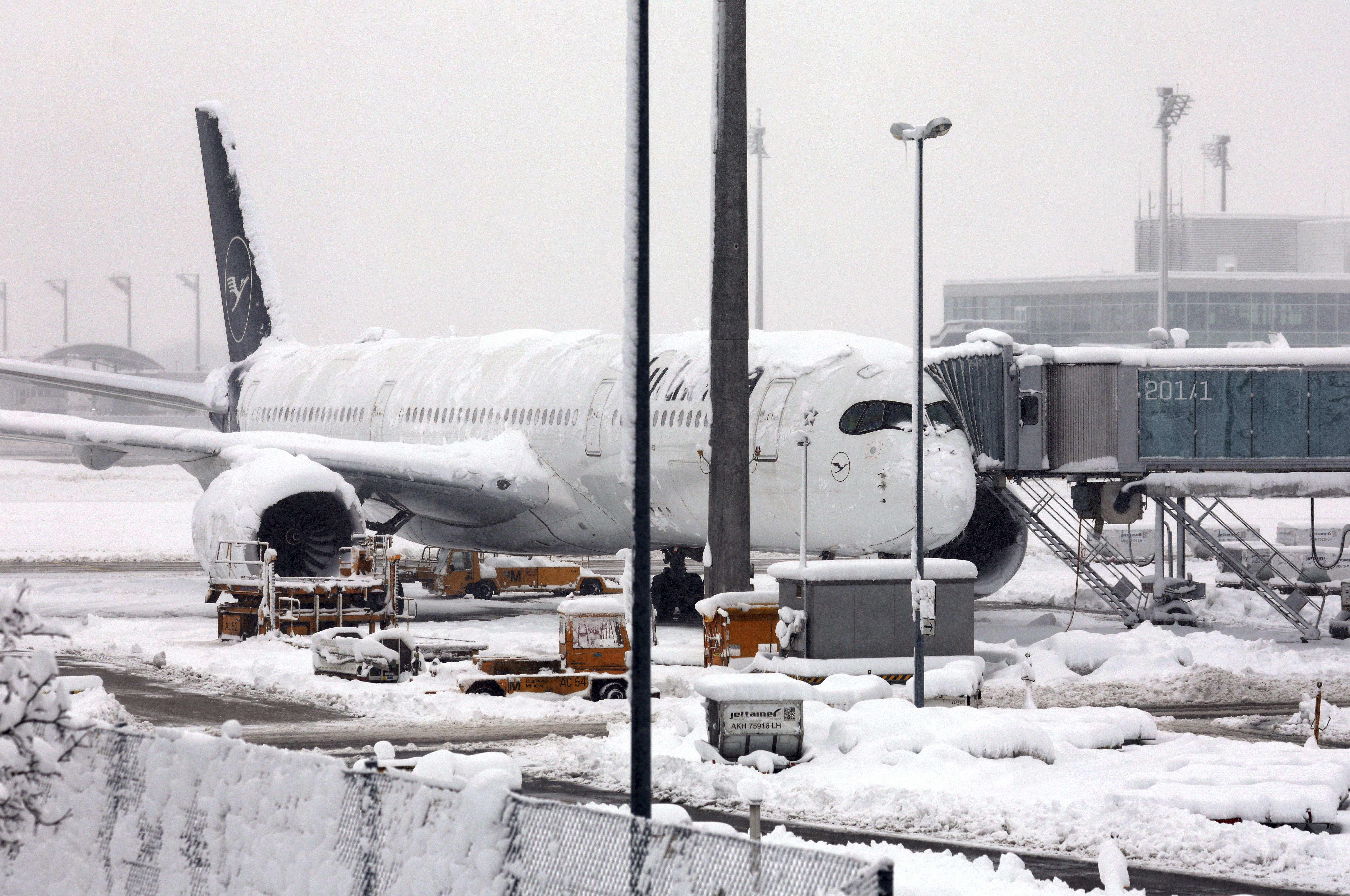 Alerta en Múnich: Aeropuerto paralizado por lluvia helada; más de 700 vuelos afectados